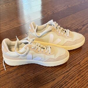 Veja v90 sneakers size 7